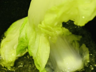 11、白菜包肉,烧一锅水,加些盐和油,将白菜焯水,变软,夹起