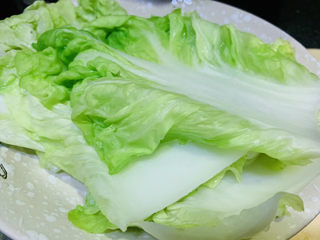 12、白菜包肉,放盘里,稍微变凉,再包