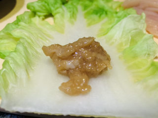 13、白菜包肉,取鸡胸肉泥,放焯水好的白菜叶中