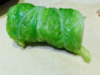 14、白菜包肉,往里卷,包成一个卷