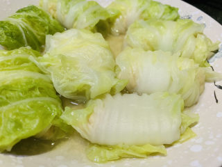 17、白菜包肉,取出,蒸过程出的水倒掉