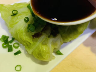 18、白菜包肉,蒸熟的白菜包肉,撒上葱粒,浇上蒸鱼豉油