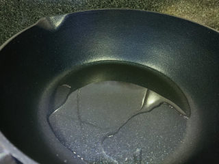 19、白菜包肉,锅加食用油,烧热,并浇在白菜包肉上