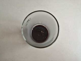 4、红糖红枣馒头,再加入100克清水，倒入酵母，搅拌至酵母溶解