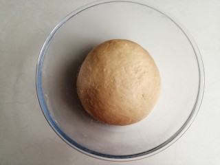 7、红糖红枣馒头,盖上保鲜膜，在室温下发酵，面团发酵至两倍大。若室温太低的话，可以用烤箱的发酵功能
