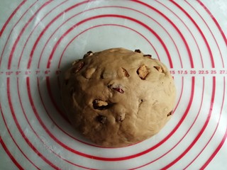 9、红糖红枣馒头,慢慢地将红枣揉入到面团里