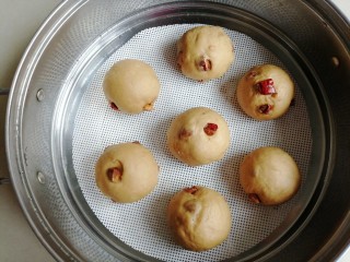 12、红糖红枣馒头,放在蒸屉上