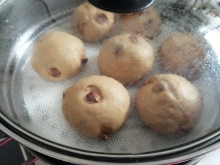 14、红糖红枣馒头,冷水上锅蒸，待水烧开后转中小火蒸15分钟左右，时间到关火，继续焖3-5分钟再揭锅盖