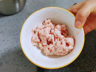 1、肉末蒸茄子,准备肉馅