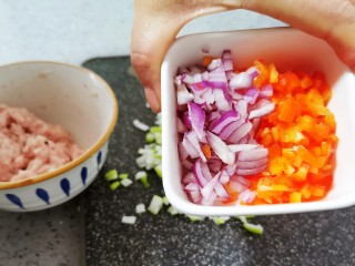 2、肉末蒸茄子,洋葱红椒切碎