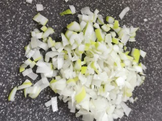 3、肉末蒸茄子,葱花切碎备注