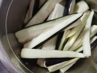 4、肉末蒸茄子,茄子切条放入一勺盐抓匀腌制10分钟