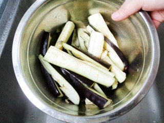 5、肉末蒸茄子,腌制后的茄子变软