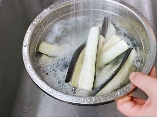 6、肉末蒸茄子,清洗掉盐分