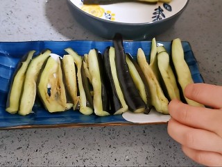 8、肉末蒸茄子,摆入盘中备用