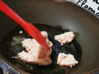 9、肉末蒸茄子,热锅凉油，放入肉沫