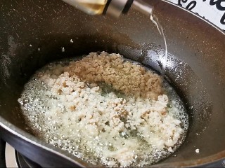 11、肉末蒸茄子,加入料酒翻炒均匀