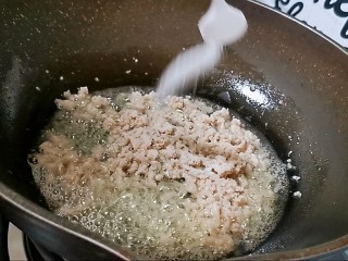 12、肉末蒸茄子,依次放入盐