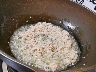 10、肉末蒸茄子,翻炒至肉末变色