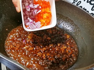 17、肉末蒸茄子,放入洋葱红椒