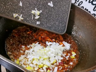 18、肉末蒸茄子,再放入洋葱