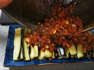 20、肉末蒸茄子,将炒好的肉沫铺在茄子上