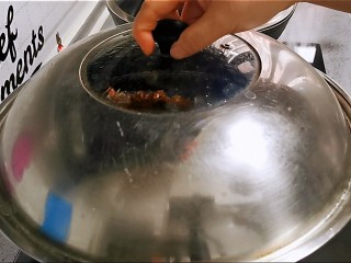 22、肉末蒸茄子,盖上锅盖大火蒸10分钟