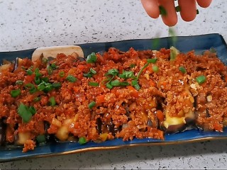 24、肉末蒸茄子,撒上葱花即可上桌