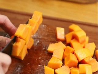 4、木瓜牛奶,切小块