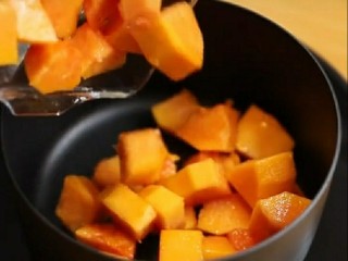 5、木瓜牛奶,锅中放入切好的木瓜