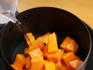 6、木瓜牛奶,加入适量少许的水(差不多掩过木瓜)