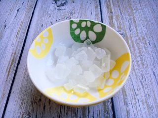 1、冰糖枸杞烤梨,冰糖20粒。冰糖具有清热降火，润肺化痰止咳的功效。