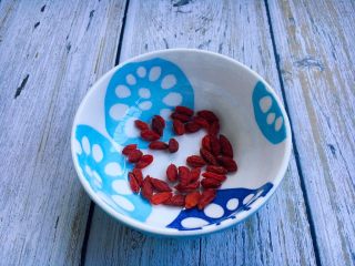 2、冰糖枸杞烤梨,枸杞20粒。