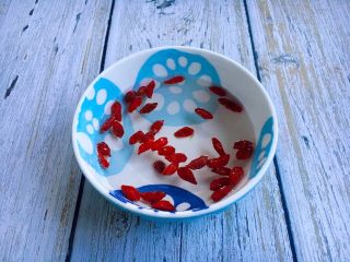 3、冰糖枸杞烤梨,把枸杞清洗一下备用。