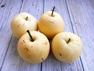 4、冰糖枸杞烤梨,备好的梨4只。