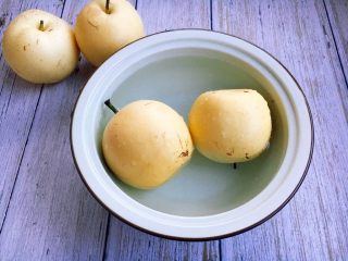 5、冰糖枸杞烤梨,用淡盐水把梨清洗干净。