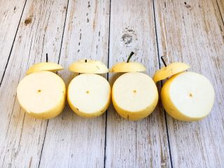 6、冰糖枸杞烤梨,把每个梨切成如图的样子。