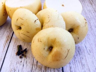 7、冰糖枸杞烤梨,用剪子把梨把剪去。