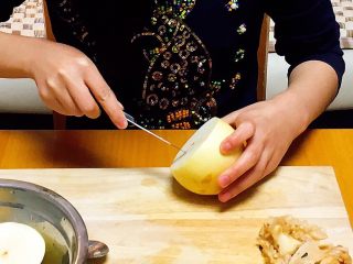 8、冰糖枸杞烤梨,用小刀挖梨核。