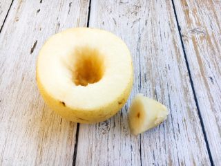 9、冰糖枸杞烤梨,梨核被挖下来。