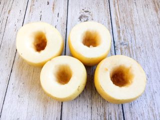 11、冰糖枸杞烤梨,把每个梨的梨核都挖下去。