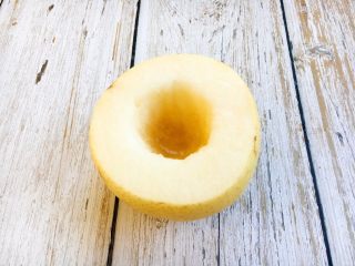 10、冰糖枸杞烤梨,用小勺再把梨核周边较硬的梨肉挖下来一点点。