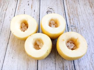 12、冰糖枸杞烤梨,放入冰糖。