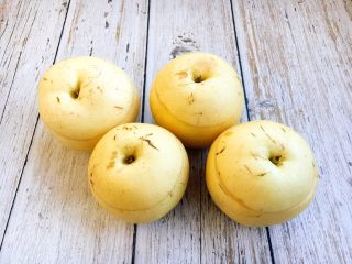 13、冰糖枸杞烤梨,盖上梨盖儿。