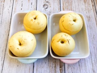 14、冰糖枸杞烤梨,把冰糖梨放在烤盘里。