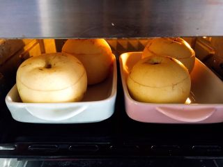 15、冰糖枸杞烤梨,放入烤箱中层，上下火设置180度，时间为120分钟。