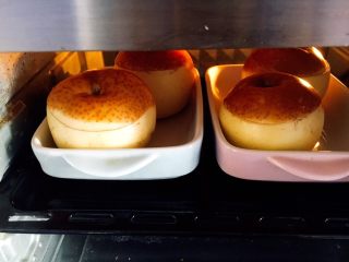 16、冰糖枸杞烤梨,刚开始烤的时候，梨盖儿先被烤成栗棕色，不用担心，这是正常现象，请继续烤制。