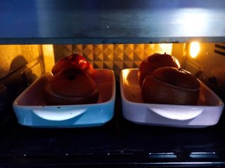 17、冰糖枸杞烤梨,120分钟时间到了，梨烤好了，梨的颜色全部变成棕色，渗出的梨汁水和冰糖水被糊化后的焦糖味道很香。