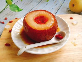 18、冰糖枸杞烤梨,从烤箱里取出梨，放入枸杞。冰糖枸杞烤梨味道香浓很是诱人，梨肉软糯香甜。