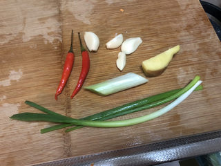 2、海参烧豆腐➕海参娃娃菜烧豆腐,小米辣清洗，蒜剥皮，葱白小葱清洗，姜搓洗干净